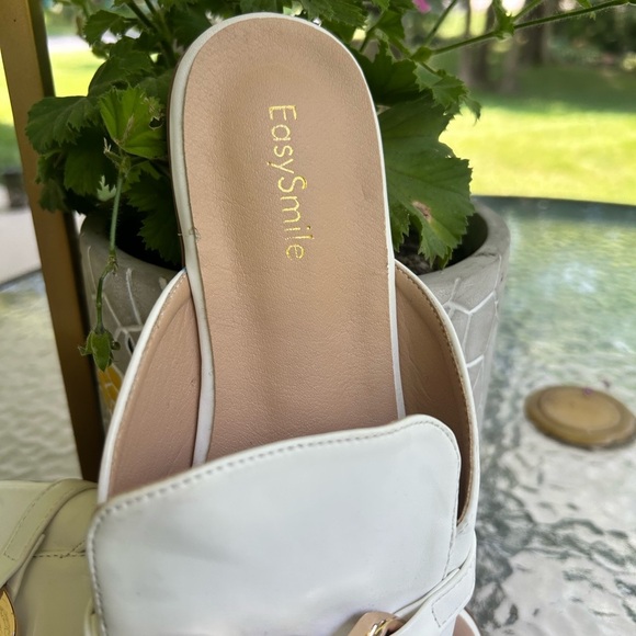 Easy Smile- White Mules with Gold Chain Size 7 - Picture 3 of 9
